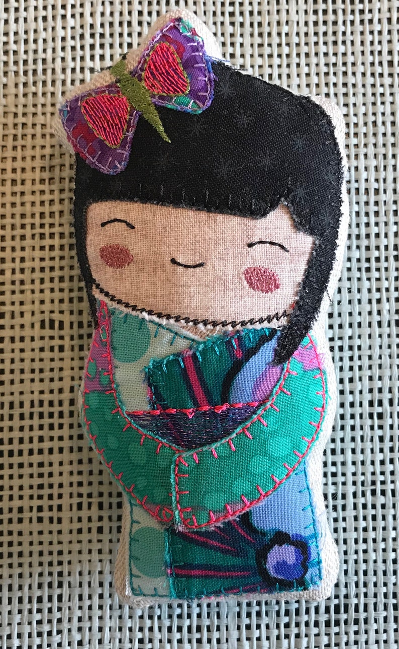14 to 27 cm Kokeshi 4 sizes in 2 variants flower or butterfly KOKESHI Fabric DOLLS 8 designs Japanese inspired Appliqu\u00e9 Dolls ITH