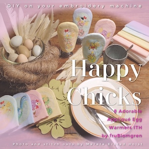 Puede incluir: Un conjunto de 8 adorables calienta huevos de aplique con pollitos en varios colores. Los calienta huevos están hechos con una tela azul claro, rosa y amarilla. El texto "Happy Chicks" está en el centro de la imagen. El texto "8 Adorable Appliqué Egg Warmers ITH by fruBlomgren" está en la parte inferior de la imagen.