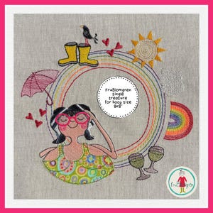 Könnte beinhalten: Gesticktes Kunstwerk mit einer Frau mit rosa Brille, einem Regenbogen und einer Sonne. Das Design umfasst gelbe Gummistiefel, einen Vogel, Herzen und Weingläser. Der Text lautet "FruBlomgren Single treasure for hoop size 20x20cm".