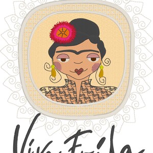 Puede incluir: Una imagen bordada colorida de Frida Kahlo con una flor en el pelo, rodeada de un marco decorativo. El texto "Viva Frida" est&aacute; escrito debajo de la imagen.