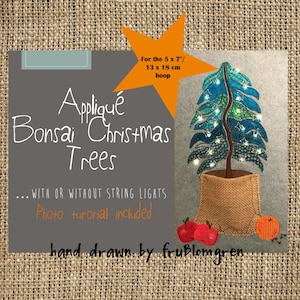 以下が含まれることがあります： 5x7インチのフープ用のアップリケ盆栽クリスマスツリー刺繍デザイン。デザインは、白いライトと麻の鉢に入った緑と青のクリスマスツリーを特徴としています。また、地面には赤いリンゴが2つとオレンジが1つあります。デザインには、「... ストリングライト付きまたはなし 写真チュートリアル付き」というテキストも含まれています。