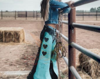 Chaparreras vaqueras negras hechas a mano para mujer, de ante genuino, con flecos, pantalones de montar de cuero, estilo rodeo occidental, chaparreras azules para rodeo.