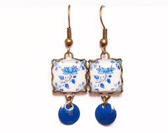 Pendientes con diseño floral en forma de azulejo. Blanco y azul Pendientes flor de loto