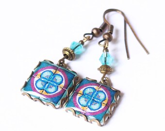 Pendientes azulejo francés en azul marino, celeste, rojo y blanco.