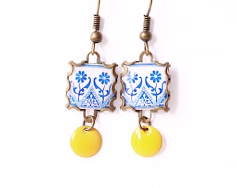 Pendientes con diseño floral en forma de azulejo. Blanco y azul Pendientes con arabesco