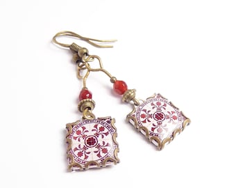 Pendientes con diseño floral en forma de azulejo. Blanco y rojo Pendientes con arabesco