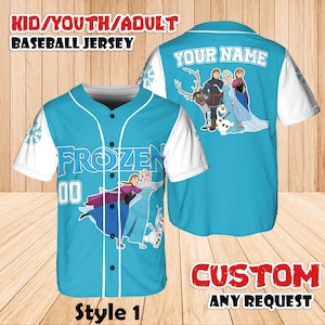 Puede incluir: Una camiseta de b&eacute;isbol azul claro con mangas blancas, con personajes de la pel&iacute;cula "Frozen". La camiseta tiene la palabra "FROZEN" y el n&uacute;mero "00" en la parte delantera. La parte trasera de la camiseta tiene el texto "YOUR NAME" y las palabras "CUSTOM ANY REQUEST".