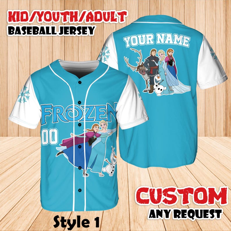 Puede incluir: Una camiseta de b&eacute;isbol azul claro con mangas blancas, con personajes de la pel&iacute;cula "Frozen". La camiseta tiene la palabra "FROZEN" y el n&uacute;mero "00" en la parte delantera. La parte trasera de la camiseta tiene el texto "YOUR NAME" y las palabras "CUSTOM ANY REQUEST".