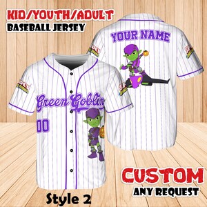 Może przedstawiać: Biała koszulka baseballowa z fioletowymi prążkami, z postacią z kresk&oacute;wki Green Goblin oraz napisem "Green Goblin" i "00". Koszulka ma napis "KID/YOUTH/ADULT BASEBALL JERSEY" na g&oacute;rze i "CUSTOM ANY REQUEST" na dole.