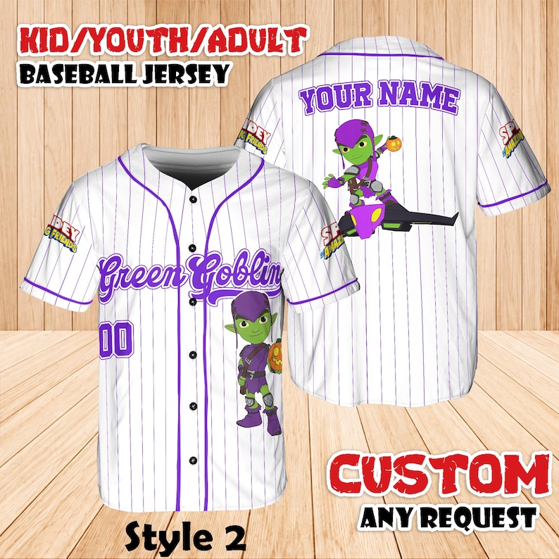 Może przedstawiać: Biała koszulka baseballowa z fioletowymi prążkami, z postacią z kresk&oacute;wki Green Goblin oraz napisem "Green Goblin" i "00". Koszulka ma napis "KID/YOUTH/ADULT BASEBALL JERSEY" na g&oacute;rze i "CUSTOM ANY REQUEST" na dole.