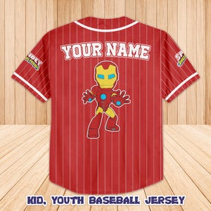 K&ouml;nnte beinhalten: Rotes und wei&szlig;es Baseball-Trikot mit vertikalen Nadelstreifen. Auf der R&uuml;ckseite befindet sich eine Cartoon-Grafik von Iron Man und der Text "YOUR NAME" in wei&szlig;en Blockbuchstaben. Auf der Unterseite des Trikots steht "KID, YOUTH BASEBALL JERSEY".