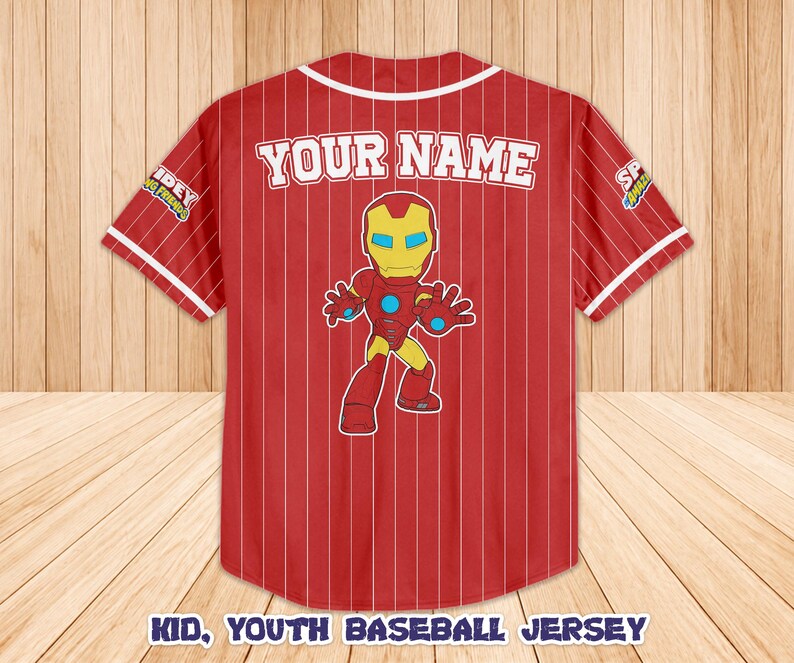 K&ouml;nnte beinhalten: Rotes und wei&szlig;es Baseball-Trikot mit vertikalen Nadelstreifen. Auf der R&uuml;ckseite befindet sich eine Cartoon-Grafik von Iron Man und der Text "YOUR NAME" in wei&szlig;en Blockbuchstaben. Auf der Unterseite des Trikots steht "KID, YOUTH BASEBALL JERSEY".