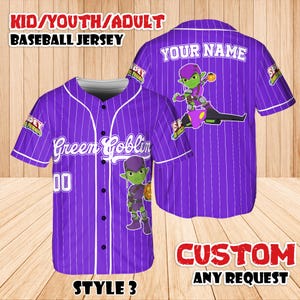 Może przedstawiać: Fioletowa koszulka baseballowa z białymi paskami, z napisem "Green Goblin" i grafiką postaci z kresk&oacute;wek. Koszulka zawiera tekst "KID/YOUTH/ADULT BASEBALL JERSEY", "YOUR NAME", "CUSTOM ANY REQUEST" i "STYLE 3".