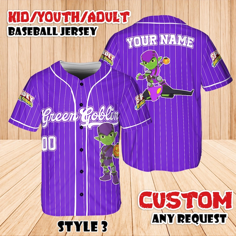 Może przedstawiać: Fioletowa koszulka baseballowa z białymi paskami, z napisem "Green Goblin" i grafiką postaci z kresk&oacute;wek. Koszulka zawiera tekst "KID/YOUTH/ADULT BASEBALL JERSEY", "YOUR NAME", "CUSTOM ANY REQUEST" i "STYLE 3".