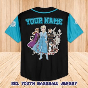 Może przedstawiać: Czarna koszulka baseballowa z turkusowymi rękawami i kołnierzem. Zawiera grafikę postaci z popularnego filmu animowanego z napisem "YOUR NAME" na plecach. Na dole koszulki widnieje napis "KID, YOUTH BASEBALL JERSEY".
