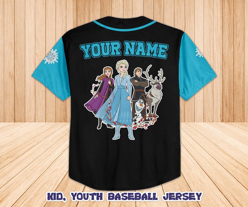 Może przedstawiać: Czarna koszulka baseballowa z turkusowymi rękawami i kołnierzem. Zawiera grafikę postaci z popularnego filmu animowanego z napisem "YOUR NAME" na plecach. Na dole koszulki widnieje napis "KID, YOUTH BASEBALL JERSEY".