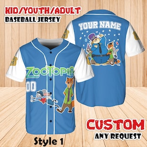 Peut inclure: Un maillot de baseball bleu avec des manches blanches et une fermeture boutonn&eacute;e. Le maillot pr&eacute;sente le mot "ZOOTOPIA" et le num&eacute;ro "00" sur le devant, avec des personnages de dessins anim&eacute;s. Le dos du maillot porte le texte "YOUR NAME" et d'autres personnages de dessins anim&eacute;s.