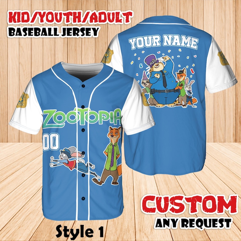 Peut inclure: Un maillot de baseball bleu avec des manches blanches et une fermeture boutonn&eacute;e. Le maillot pr&eacute;sente le mot "ZOOTOPIA" et le num&eacute;ro "00" sur le devant, avec des personnages de dessins anim&eacute;s. Le dos du maillot porte le texte "YOUR NAME" et d'autres personnages de dessins anim&eacute;s.