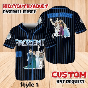 Puede incluir: Camiseta de b&eacute;isbol negra con rayas azules, con la palabra "FROZEN" y gr&aacute;ficos de personajes. La camiseta incluye el texto "KID/YOUTH/ADULT BASEBALL JERSEY", "YOUR NAME", "CUSTOM ANY REQUEST" y "Style 1".