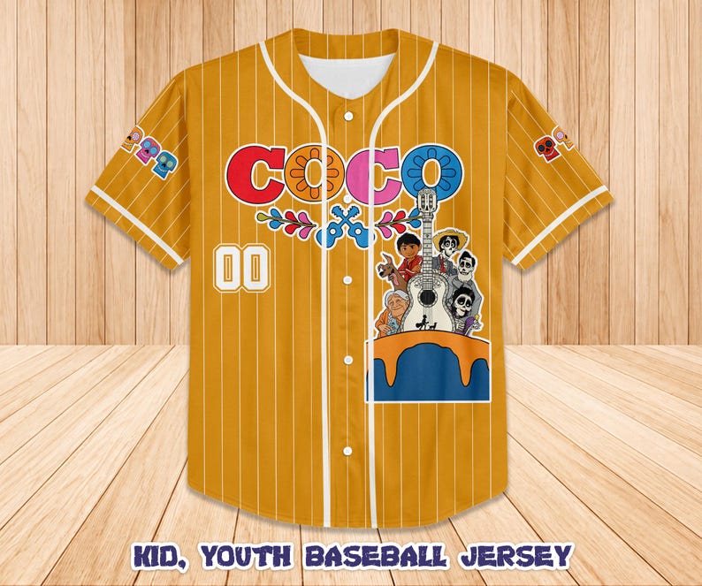 Peut inclure: Maillot de baseball jaune moutarde &agrave; fines rayures blanches, avec le mot "COCO" en rouge, rose et bleu, et un graphisme de personnages avec une guitare. Le maillot porte le num&eacute;ro "00" et le texte "KID, YOUTH BASEBALL JERSEY".