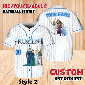 Puede incluir: Camiseta de b&eacute;isbol blanca con rayas finas y detalles azules. La parte delantera presenta el texto "FROZEN I" y el n&uacute;mero "00", junto con gr&aacute;ficos de personajes. La parte trasera tiene "YOUR NAME" y gr&aacute;ficos. El texto en la parte superior dice "KID/YOUTH/ADULT BASEBALL JERSEY".