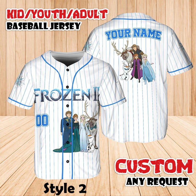 Puede incluir: Camiseta de b&eacute;isbol blanca con rayas finas y detalles azules. La parte delantera presenta el texto "FROZEN I" y el n&uacute;mero "00", junto con gr&aacute;ficos de personajes. La parte trasera tiene "YOUR NAME" y gr&aacute;ficos. El texto en la parte superior dice "KID/YOUTH/ADULT BASEBALL JERSEY".