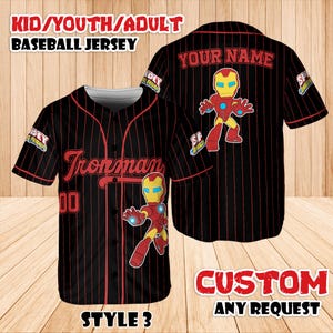 K&ouml;nnte beinhalten: Schwarzes Baseball-Trikot mit roten Nadelstreifen, mit "Ironman"-Text und einer Cartoon-Grafik. Das Trikot enth&auml;lt den Text "KID/YOUTH/ADULT BASEBALL JERSEY", "YOUR NAME" und "CUSTOM ANY REQUEST".