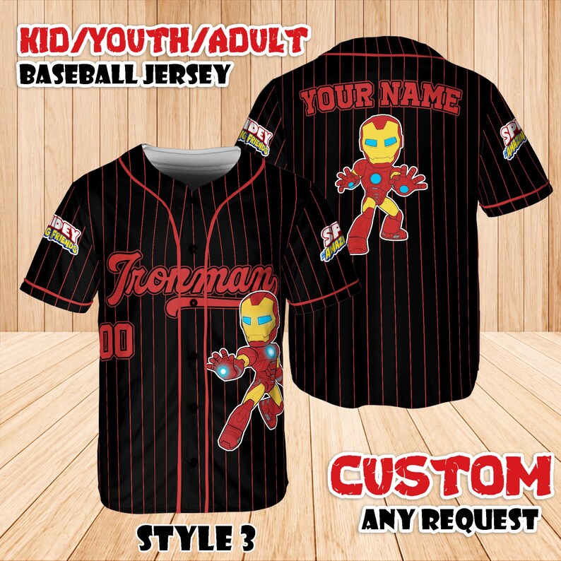 K&ouml;nnte beinhalten: Schwarzes Baseball-Trikot mit roten Nadelstreifen, mit "Ironman"-Text und einer Cartoon-Grafik. Das Trikot enth&auml;lt den Text "KID/YOUTH/ADULT BASEBALL JERSEY", "YOUR NAME" und "CUSTOM ANY REQUEST".