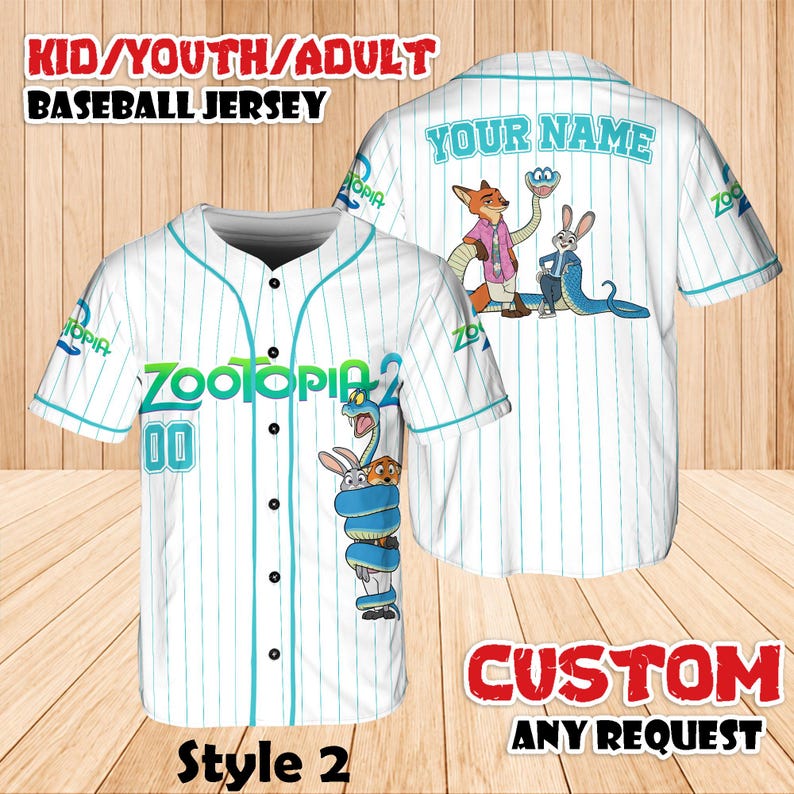Op de afbeelding: Wit honkbalshirt met blauwe krijtstrepen en tekenfilmfiguren uit Zootopia. De voorkant toont "Zootopia 2" en het nummer "00". De achterkant heeft de tekst "YOUR NAME". Het shirt is gelabeld "Style 2".