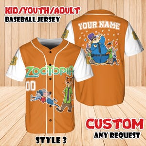 Peut inclure: Maillot de baseball orange avec des manches blanches, repr&eacute;sentant des personnages de Zootopia et le texte "ZOOTOPIA" et "00". Le maillot comprend le texte "KID/YOUTH/ADULT BASEBALL JERSEY", "YOUR NAME", "STYLE 3", et "CUSTOM ANY REQUEST".