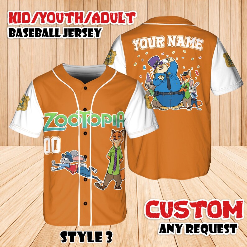 Peut inclure: Maillot de baseball orange avec des manches blanches, repr&eacute;sentant des personnages de Zootopia et le texte "ZOOTOPIA" et "00". Le maillot comprend le texte "KID/YOUTH/ADULT BASEBALL JERSEY", "YOUR NAME", "STYLE 3", et "CUSTOM ANY REQUEST".
