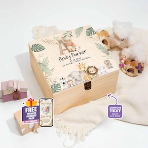 Puede incluir: Caja de recuerdos de madera con temática de animales de la jungla. La tapa presenta un nombre, fecha y hora personalizados, junto con ilustraciones de animales y una letra decorativa. La caja incluye un cierre metálico y una página de memoria privada gratuita.
