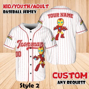 K&ouml;nnte beinhalten: Wei&szlig;es Baseball-Trikot mit roten Nadelstreifen und dem Wort "Ironman" in roter Schrift. Das Trikot zeigt ein Cartoon-Bild von Ironman und den Text "KID/YOUTH/ADULT BASEBALL JERSEY". Auf der R&uuml;ckseite des Trikots steht "YOUR NAME".