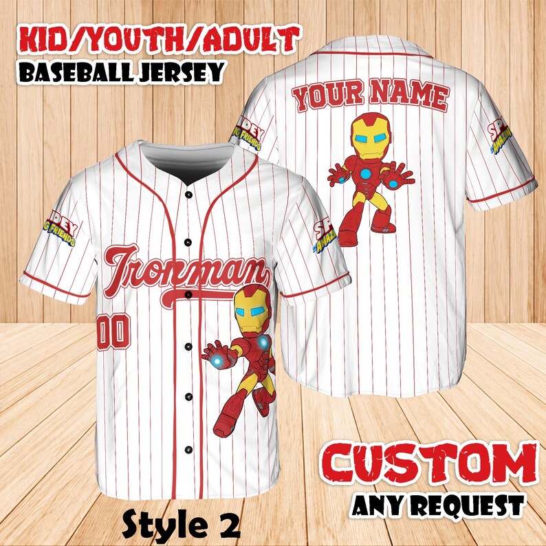 K&ouml;nnte beinhalten: Wei&szlig;es Baseball-Trikot mit roten Nadelstreifen und dem Wort "Ironman" in roter Schrift. Das Trikot zeigt ein Cartoon-Bild von Ironman und den Text "KID/YOUTH/ADULT BASEBALL JERSEY". Auf der R&uuml;ckseite des Trikots steht "YOUR NAME".