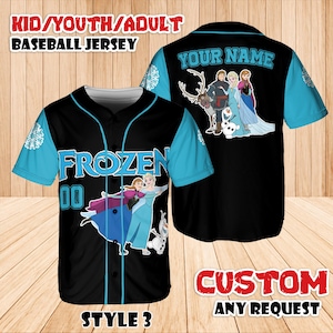 Puede incluir: Camiseta de b&eacute;isbol negra con mangas y detalles en azul claro. La parte delantera presenta "FROZEN" y el n&uacute;mero "00", junto con gr&aacute;ficos de personajes. La parte trasera tiene un gr&aacute;fico y el texto "YOUR NAME". La camiseta est&aacute; etiquetada como "KID/YOUTH/ADULT BASEBALL JERSEY".