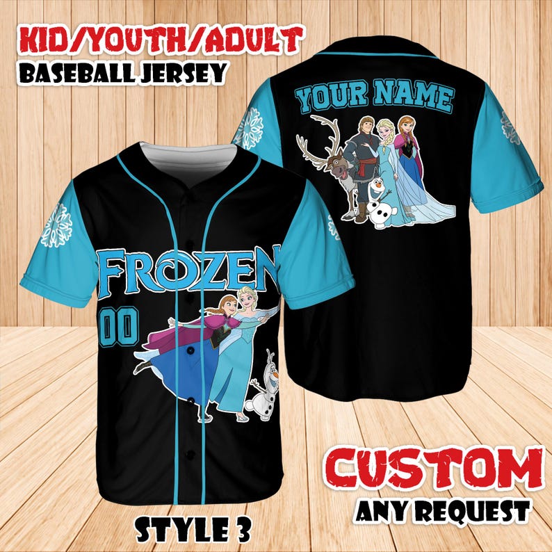 Puede incluir: Camiseta de b&eacute;isbol negra con mangas y detalles en azul claro. La parte delantera presenta "FROZEN" y el n&uacute;mero "00", junto con gr&aacute;ficos de personajes. La parte trasera tiene un gr&aacute;fico y el texto "YOUR NAME". La camiseta est&aacute; etiquetada como "KID/YOUTH/ADULT BASEBALL JERSEY".