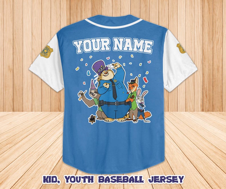 Peut inclure: Un maillot de baseball bleu avec des manches blanches et un col blanc. Le maillot pr&eacute;sente une illustration de personnages de Zootopie. Le texte "YOUR NAME" est au-dessus de l'illustration. Le texte "KID, YOUTH BASEBALL JERSEY" est en bas.