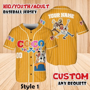 Peut inclure: Maillot de baseball jaune moutarde &agrave; fines rayures blanches. Le devant pr&eacute;sente le mot "COCO" et le num&eacute;ro "00". Le dos comporte un graphisme de personnages jouant de la guitare. Le texte sur le maillot indique "KID/YOUTH/ADULT BASEBALL JERSEY", "YOUR NAME", "CUSTOM ANY REQUEST" et "Style 1".