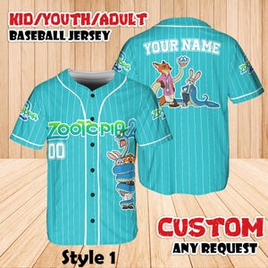 Op de afbeelding: Een turquoise honkbalshirt met witte krijtstrepen en zwarte knopen. De voorkant heeft de tekst "Zootopia" en het nummer "00". De achterkant heeft "YOUR NAME" en stripfiguren. Het shirt is gelabeld met "KID/YOUTH/ADULT BASEBALL JERSEY" en "Style 1".
