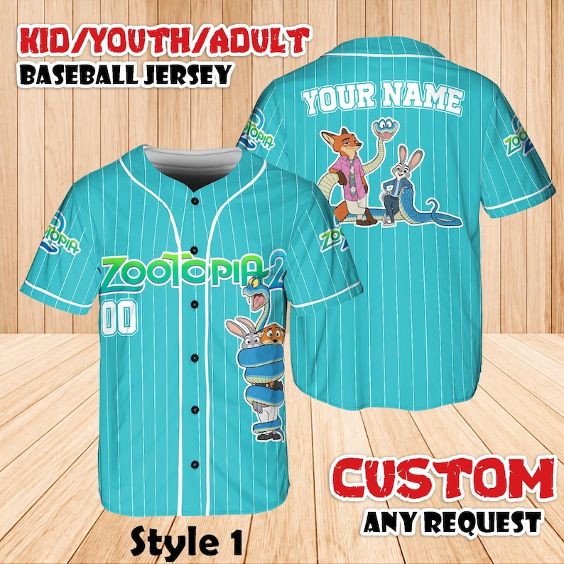 Op de afbeelding: Een turquoise honkbalshirt met witte krijtstrepen en zwarte knopen. De voorkant heeft de tekst "Zootopia" en het nummer "00". De achterkant heeft "YOUR NAME" en stripfiguren. Het shirt is gelabeld met "KID/YOUTH/ADULT BASEBALL JERSEY" en "Style 1".