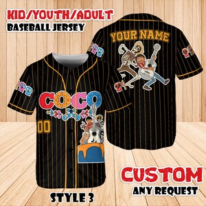 Peut inclure: Maillot de baseball noir &agrave; rayures verticales dor&eacute;es, avec le mot "COCO" en lettres color&eacute;es, le num&eacute;ro "00" et un dessin anim&eacute;. Le dos affiche "YOUR NAME" et un dessin de personnages jouant de la guitare. Le texte indique "KID/YOUTH/ADULT BASEBALL JERSEY" et "CUSTOM ANY REQUEST".