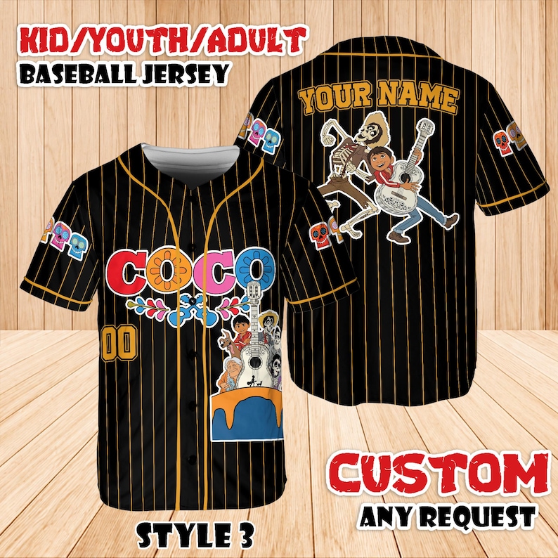 Peut inclure: Maillot de baseball noir &agrave; rayures verticales dor&eacute;es, avec le mot "COCO" en lettres color&eacute;es, le num&eacute;ro "00" et un dessin anim&eacute;. Le dos affiche "YOUR NAME" et un dessin de personnages jouant de la guitare. Le texte indique "KID/YOUTH/ADULT BASEBALL JERSEY" et "CUSTOM ANY REQUEST".
