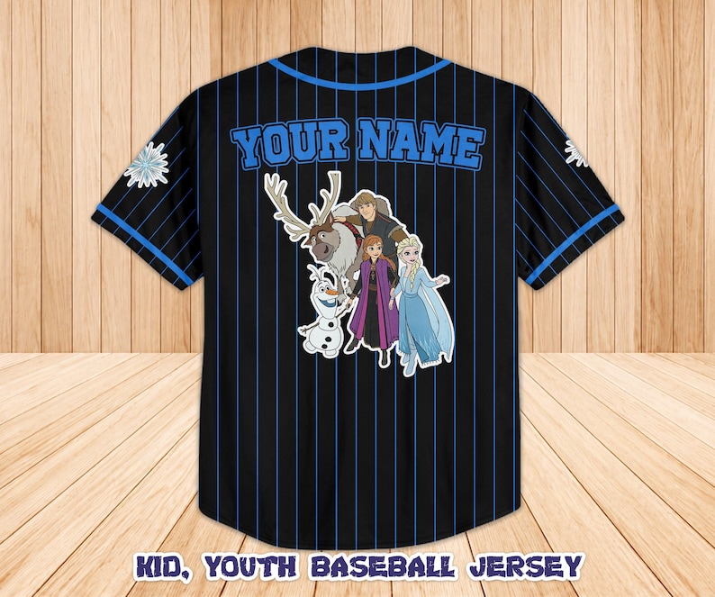 Puede incluir: Camiseta de b&eacute;isbol negra con rayas azules y ribetes. Presenta el texto "YOUR NAME" en azul en la espalda, junto con un gr&aacute;fico de personajes de la pel&iacute;cula Frozen. La parte inferior de la camiseta dice "KID, YOUTH BASEBALL JERSEY".