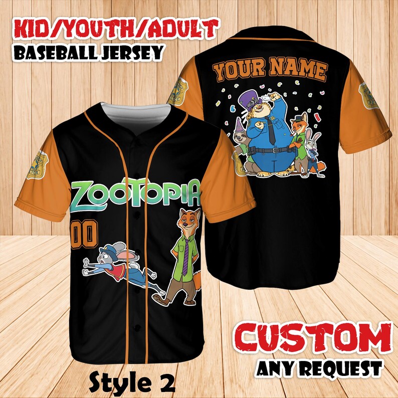 Peut inclure: Maillot de baseball noir avec des manches et des bordures orange, avec "Zootopia" et le num&eacute;ro "00" sur le devant. Le dos affiche "YOUR NAME" et des personnages de dessins anim&eacute;s. Le texte en haut indique "KID/YOUTH/ADULT BASEBALL JERSEY". Le texte en bas dit "CUSTOM ANY REQUEST".