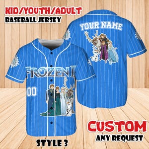 Puede incluir: Camiseta de b&eacute;isbol azul con finas rayas blancas, con el texto "FROZEN II" y gr&aacute;ficos de personajes. La camiseta tambi&eacute;n tiene el texto "YOUR NAME" y "CUSTOM ANY REQUEST". La camiseta est&aacute; etiquetada como "STYLE 3".