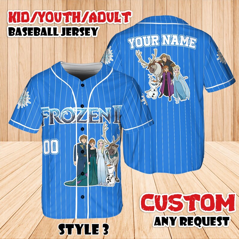 Puede incluir: Camiseta de b&eacute;isbol azul con finas rayas blancas, con el texto "FROZEN II" y gr&aacute;ficos de personajes. La camiseta tambi&eacute;n tiene el texto "YOUR NAME" y "CUSTOM ANY REQUEST". La camiseta est&aacute; etiquetada como "STYLE 3".