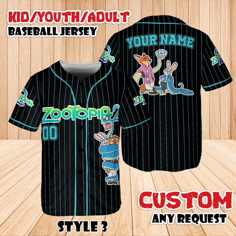 Op de afbeelding: Zwart honkbalshirt met turquoise krijtstrepen en accenten. Voorzien van de tekst "ZOOTOPIA 2" en "00" op de voorkant, en "YOUR NAME" op de achterkant. Inclusief cartoonfiguren en de tekst "KID/YOUTH/ADULT BASEBALL JERSEY" en "CUSTOM ANY REQUEST".