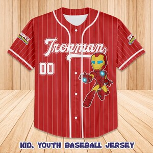 K&ouml;nnte beinhalten: Rot-wei&szlig; gestreiftes Baseball-Trikot mit dem Wort "Ironman" in wei&szlig;er Schrift, der Nummer "00" und einer Superhelden-Illustration. Das Trikot hat wei&szlig;e Verzierungen und den Text "Kid, Youth Baseball Jersey" unten.