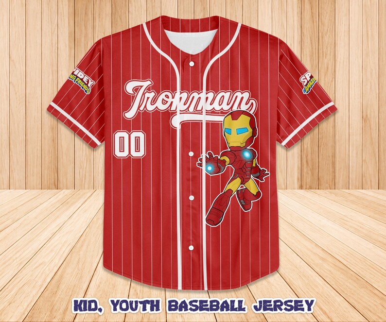 K&ouml;nnte beinhalten: Rot-wei&szlig; gestreiftes Baseball-Trikot mit dem Wort "Ironman" in wei&szlig;er Schrift, der Nummer "00" und einer Superhelden-Illustration. Das Trikot hat wei&szlig;e Verzierungen und den Text "Kid, Youth Baseball Jersey" unten.