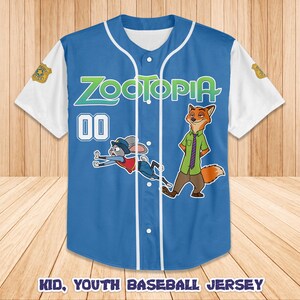 Peut inclure: Un maillot de baseball bleu avec des manches blanches, orn&eacute; de personnages et du mot "Zootopia". Le maillot a une fermeture boutonn&eacute;e et le num&eacute;ro "00". Le texte "Kid, Youth Baseball Jersey" est en bas.